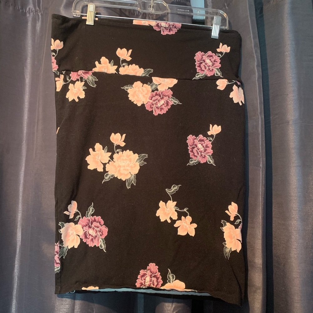Torrid Black Floral Pencil Skirt Sz. 1 Fold over
